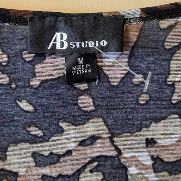 WOMAN AB STUDIO BROWN BLACK CAMOPLAUG V NECK TOP  SIZE MEDIUM  USED B7 - Picture 3 of 3